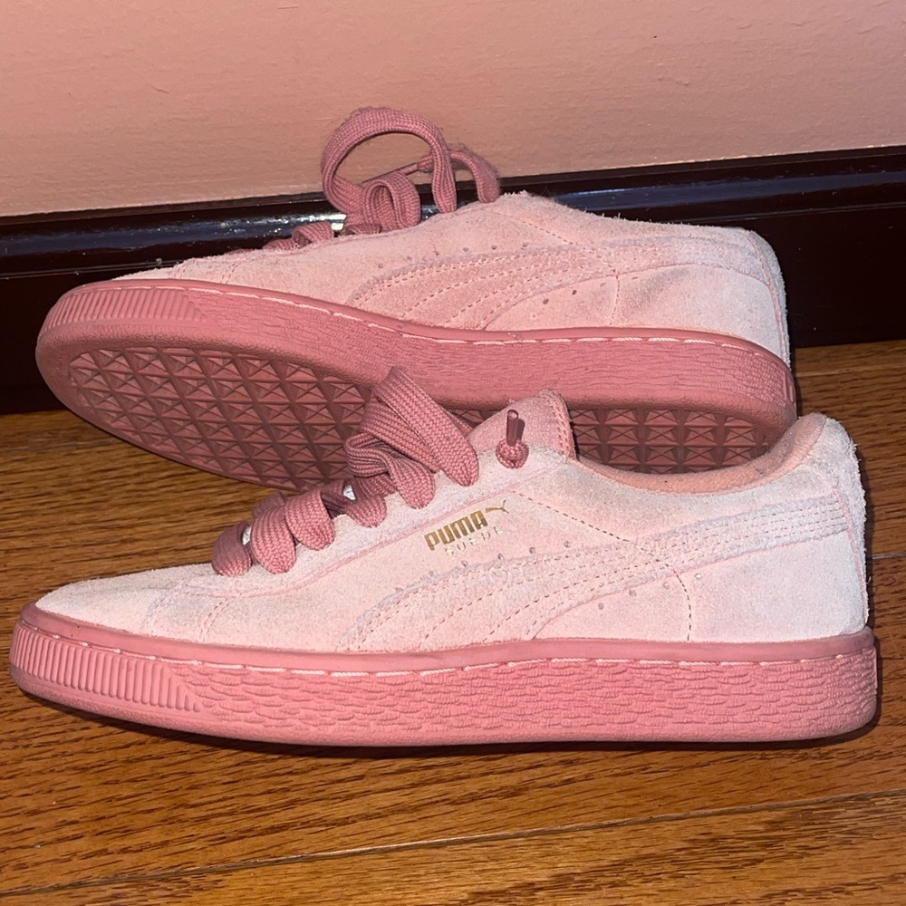Vintage baby pink suede puma sneaker shoes, 2000s collection